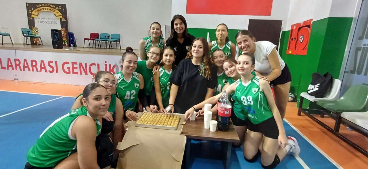 Muğlaspor Voleybol’da Renkli Gece: Yıldız Kızlar Babalarını Devirdi, Tatlı Yiyip Tatlı Bağladılar 5